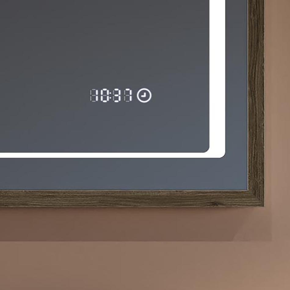 Mit unserem Spiegel sind Sie nie mehr verspätet! Eine Uhr mit LED-Anzeige sorgt dafür, dass Sie die Uhrzeit während Ihrer täglichen Routine immer im Blick haben. Größe auf der Spiegelscheibe: 7 cm × 1,5 cm. Die Touch-Uhr leuchtet unabhängig von der Beleuchtung des Spiegels und benötigt zusätzliche, konstante Stromversorgung.